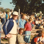 Viele Helfer standen im Einsatz. Festwirtschaft, Läufereinteilung, Läuferbetreuung, Speaker, Einlaufrichter usw. Alle Posten mussten dauernd besetzt sein. Hier, Guido Ciceri und Thomas Schmid; sitzend OK-Mitglied Ueli Keller.