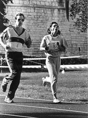 Die erste Frau auf der Laufstrecke in Begleitung von OK Mitglied Ueli Keller. Kathi Stehrenberger erreicht eine Zeit von: 3:21.43